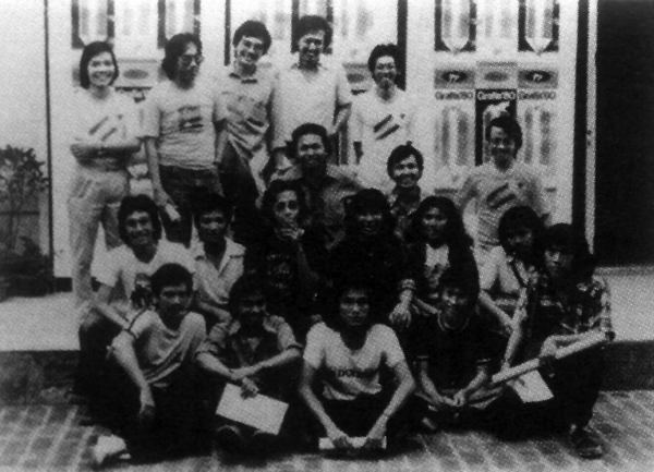 IPGI tahun 1980. Berdiri di bagian belakang, sebagian dari para pendiri IPGI: Hanny Kardinata, S Prinka, Wagiono Sunarto, Karnadi Mardio, FX Harsono dan Tjahjono Abdi (jongkok). Duduk jongkok di depan Karnadi Mardio adalah Suyadi ‘Pak Raden’.