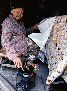 Nyi Djogo Pertiwi (pada usia 96 tahun), mengisi cantingnya dengan bahan ‘malam’ (wax)