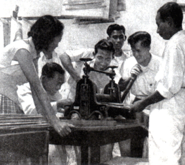 Mahasiswa REDIG angkatan pertama, R Soetopo ketiga dari kiri, praktek cetak grafis di bawah asuhan Abdulsallam, seniman grafis