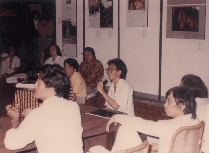 Suasana diskusi pada Pameran Grafis Jepang-Indonesia di Galeri Ancol, Pasar Seni Ancol, Jakarta, 1988. Nobu Miyazaki, penggagas kerja sama IPGI-JAGDA duduk di sebelah kanan. Yang sedang berbicara dengan mike di tangan adalah FX Harsono.