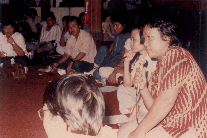 Suasana diskusi pada Pameran Grafis Jepang-Indonesia di Galeri Ancol, Pasar Seni Ancol, Jakarta, 1988.